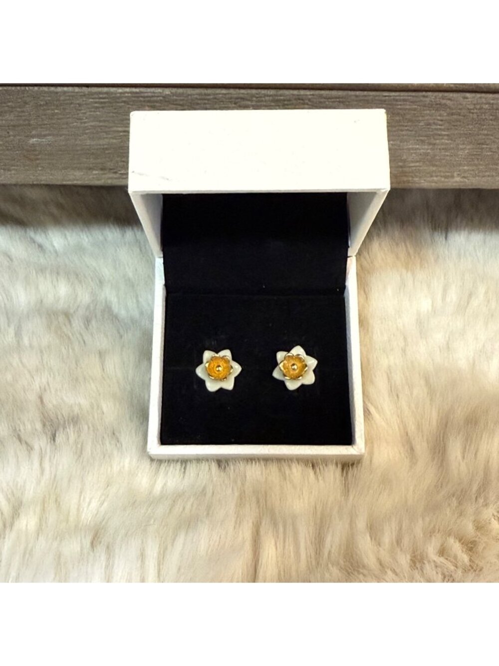 Vintage Avon White Floral & Gold Toned Post Back Earrings